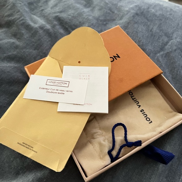 i’m selling an authentic Louis vutton bracelet, made from real leather - Picture 2 of 9